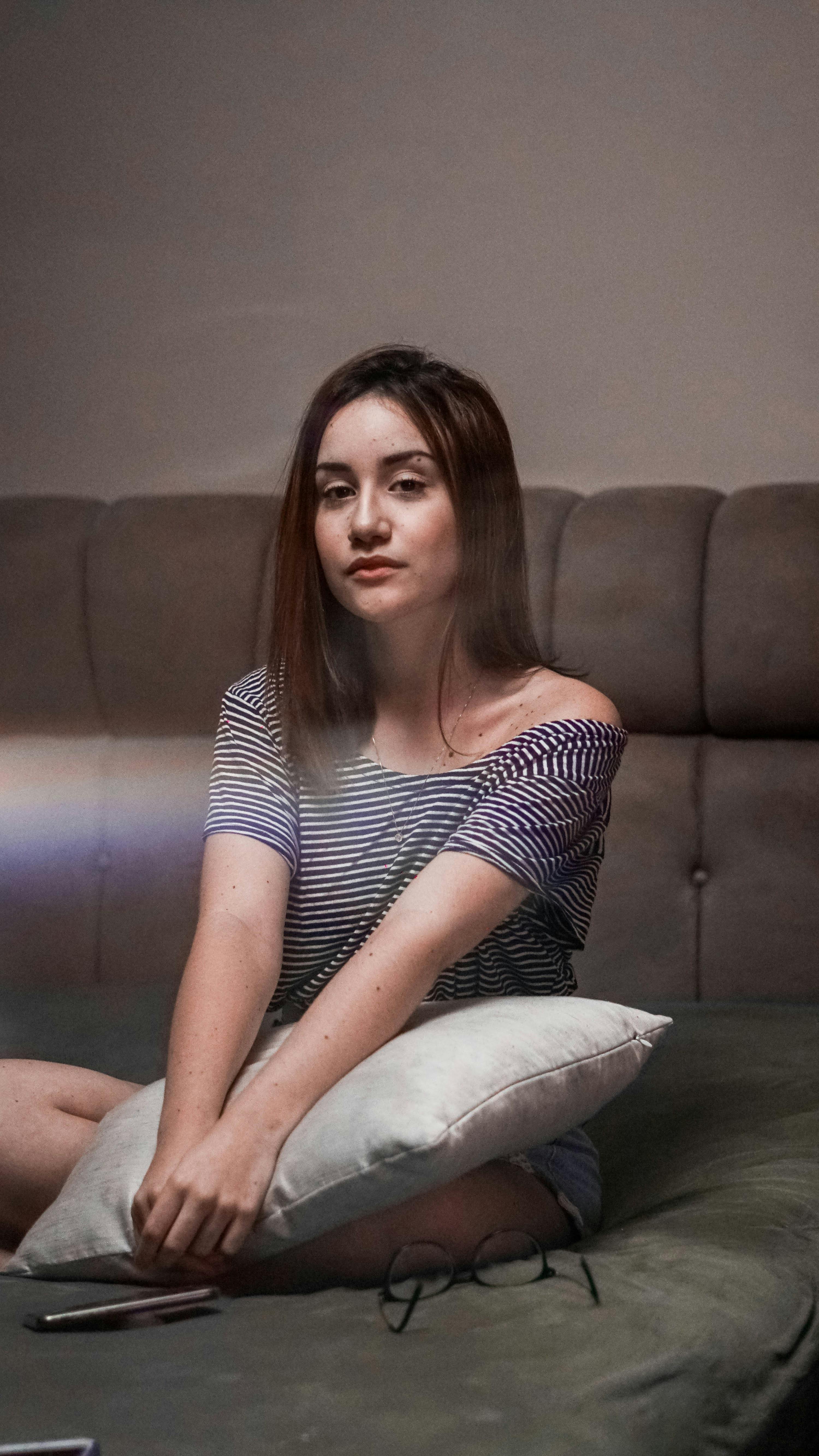 무료 가정의, 갈색 머리, 개인 공간의 무료 스톡 사진