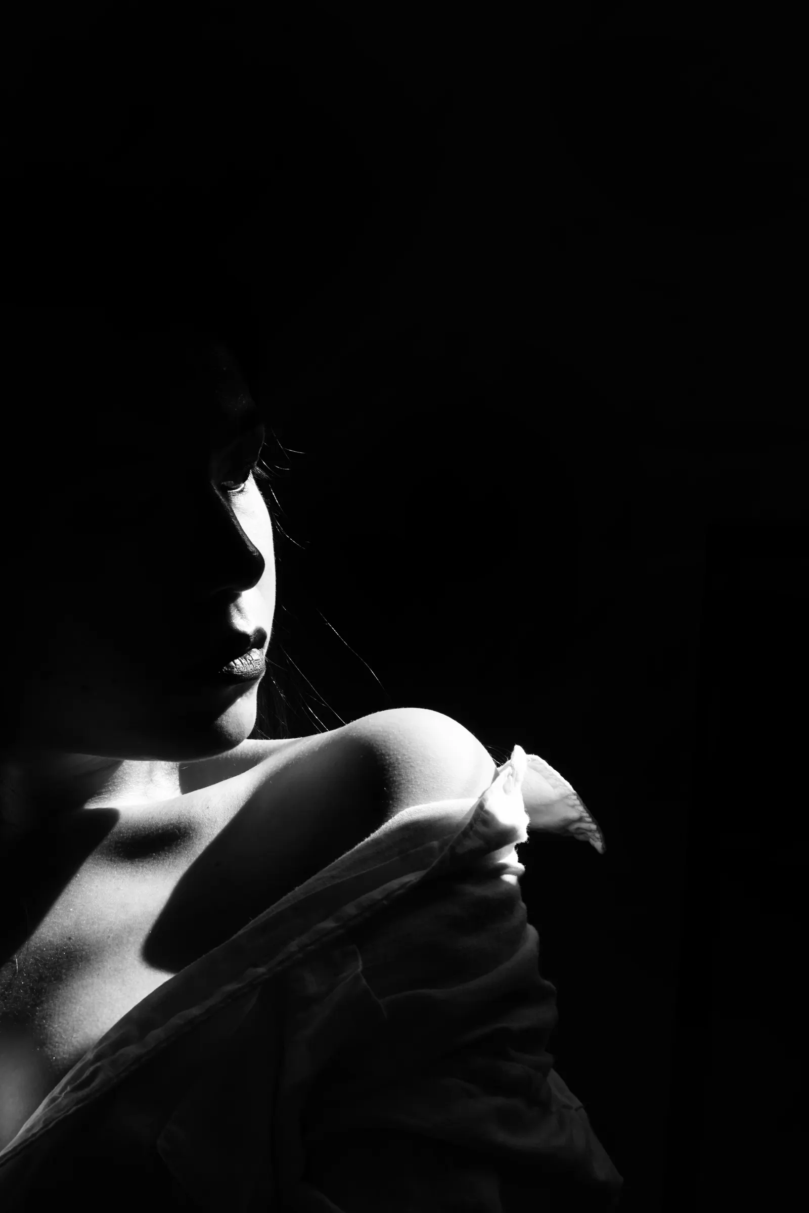 Woman looking over her shoulder, black and white