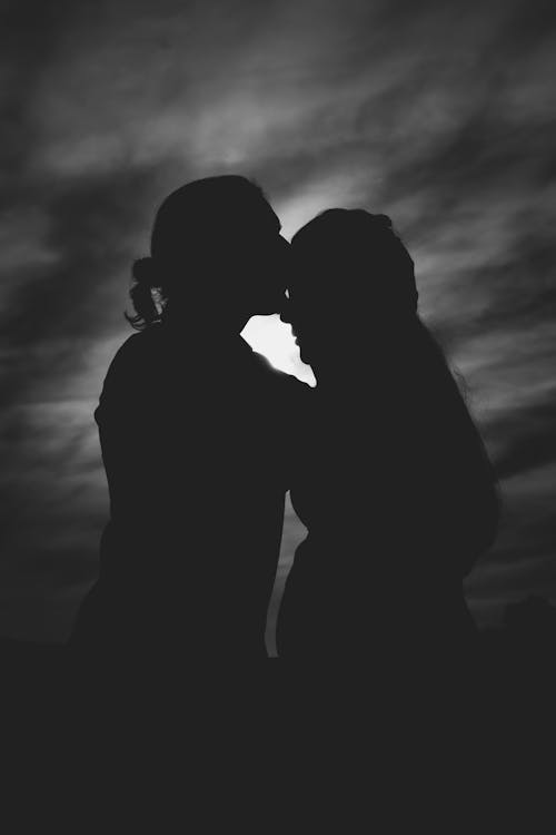 Fotos de stock gratuitas de amor, besando, blanco y negro