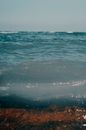 蔚蓝的天空下，宁静的海岸边波浪轻轻拍打
