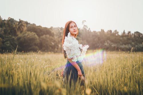 Kostenloses Stock Foto zu asiatische frau, blick in die kamera, blühen