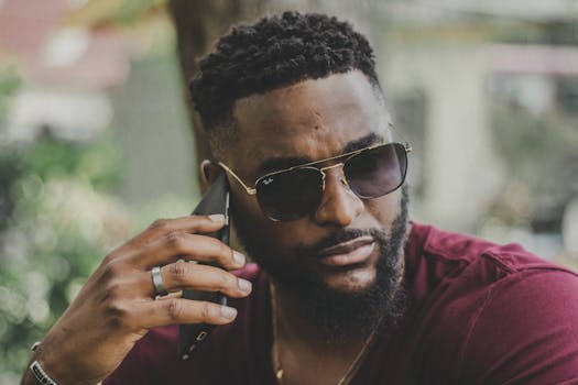 一位时尚男子在阳光明媚的户外打电话的肖像