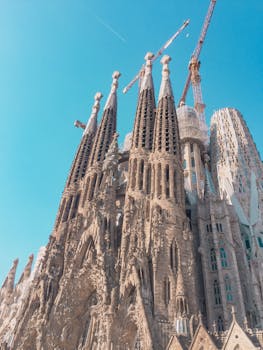 西班牙巴塞罗那圣家堂错综复杂的建筑与起重机构成的景色令人惊叹
