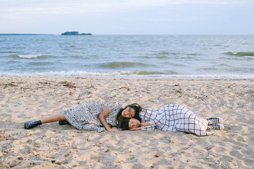 Foto profissional grátis de areia, casal, chuteiras