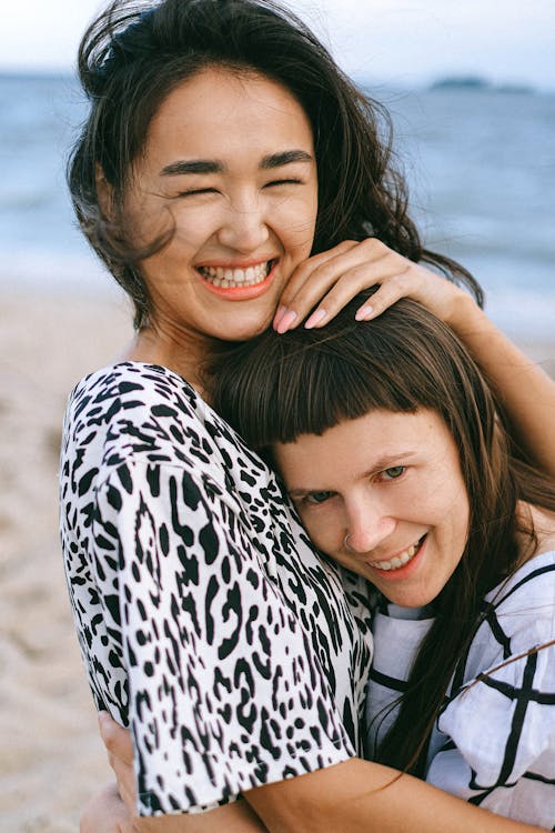 Gratis stockfoto met Aziatische vrouw, blanke vrouw, blij