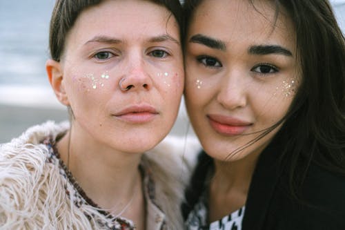 Gratis stockfoto met Aziatische vrouw, blanke vrouw, detailopname