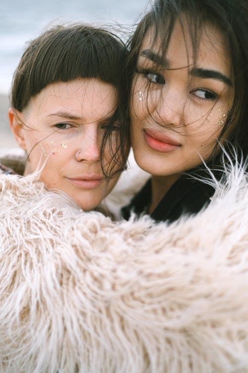 Gratis stockfoto met Aziatische vrouw, blanke vrouw, bontjas