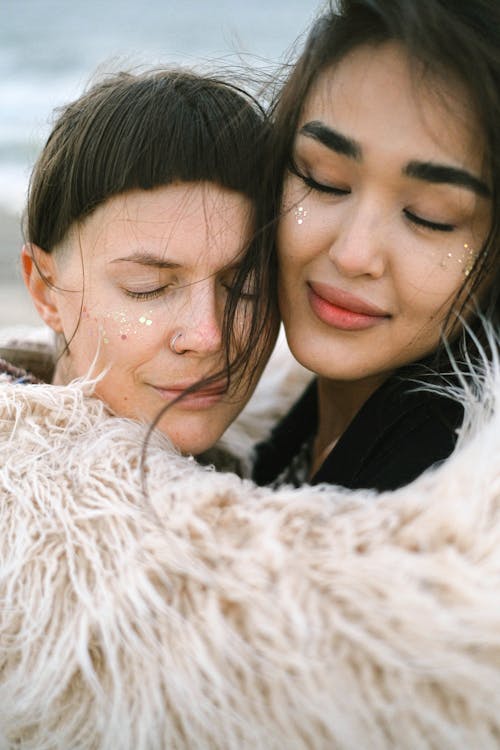 Foto profissional grátis de abraçando, amantes, amor