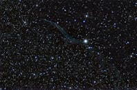 夜空中弥漫的星际与银河系的迷人景色