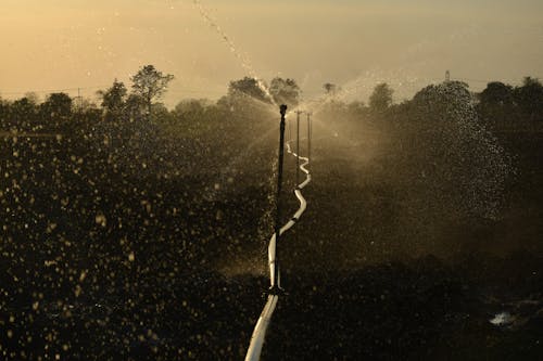 Foto profissional grátis de água, borrifar, cair da noite