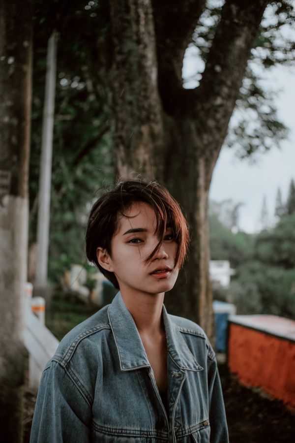 Model in a cropped denim jacket outdoors, photo by John Rae Cayabyab on Pexels