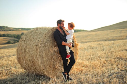 adam, arkadaşlık, ayakta içeren Ücretsiz stok fotoğraf