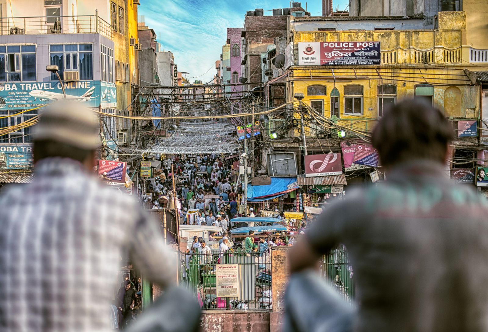 पुरानी दिल्ली की व्यस्त सड़क — नगर के मार्ग एवं वीथी व्यवस्था का आधुनिक उदाहरण