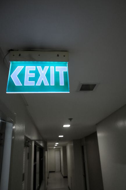 호텔 복도의 비상구 표지판