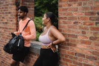 穿着运动服的朋友微笑着从户外运动中休息一下，拥抱健康的生活方式