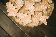 顶视图展示了一个装饰着姜饼饼干的木制树桩，为您带来乡村度假的感觉