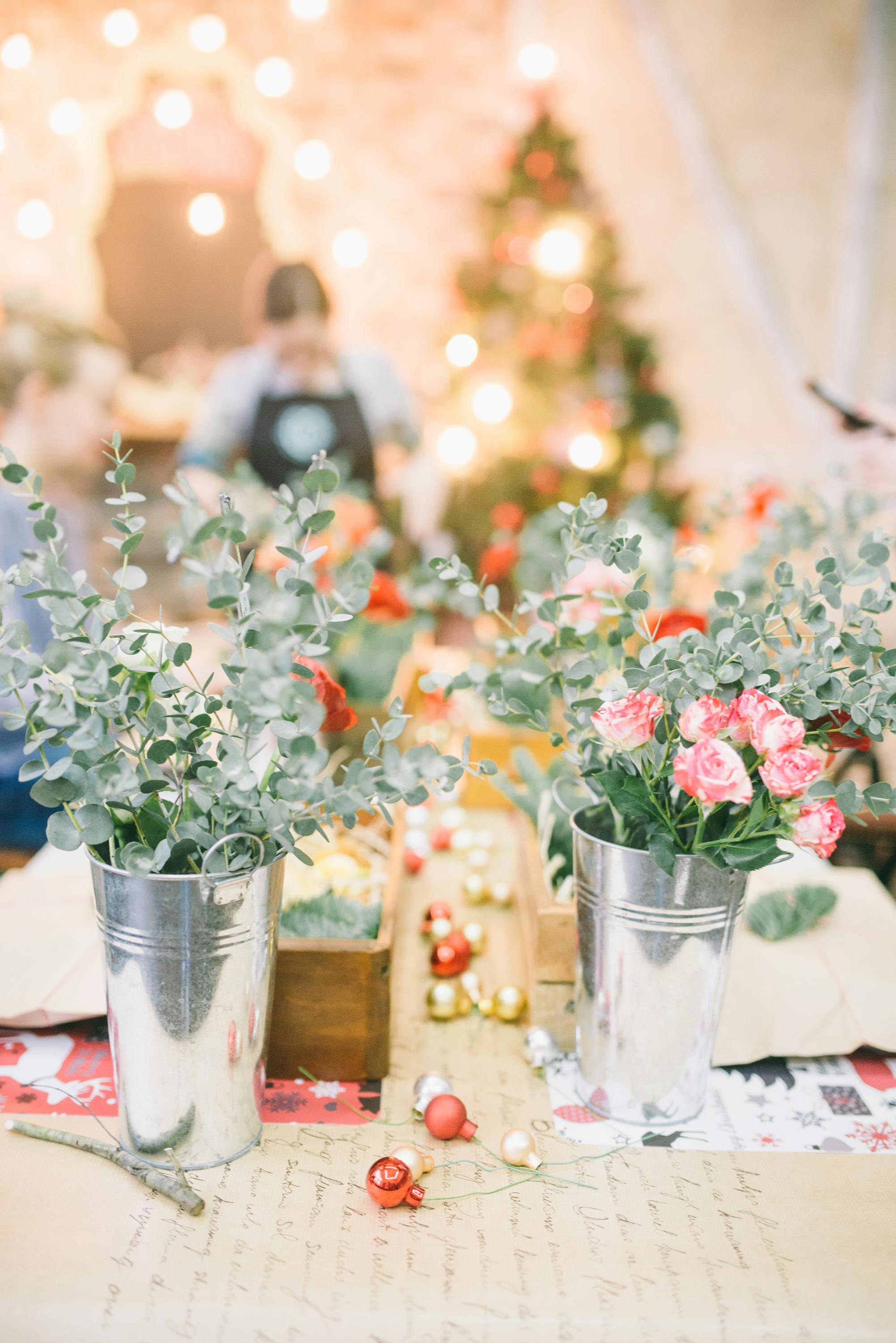 舒适的室内环境中，布置着美丽的圣诞主题花卉与节日装饰