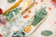 在舒适的环境中，特写镜头对准了带有常绿树枝和装饰品的节日装饰