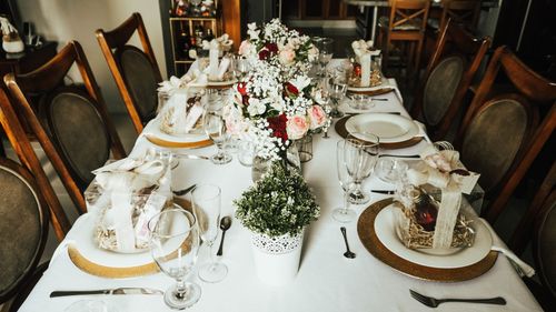 Free A beautifully arranged table set with flowers and gifts, ideal for festive celebrations. Stock Photo