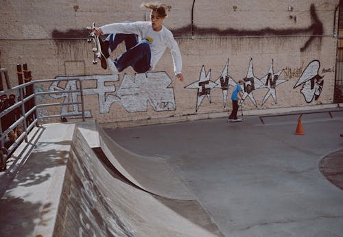 Man In Wit Shirt Met Lange Mouwen Op Skateboard