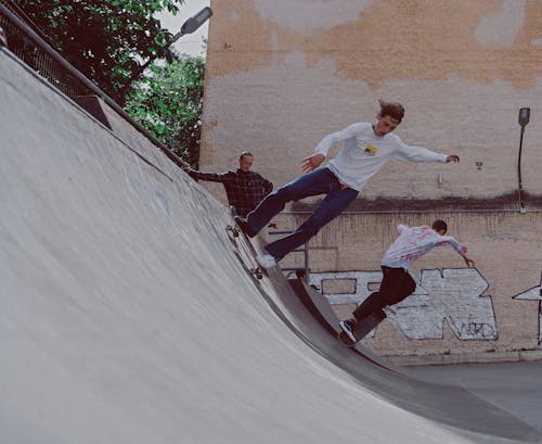 Hombre En Camiseta Blanca Y Pantalones Cortos Negros Montando Patineta