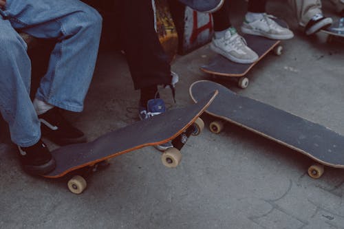 bezplatná Základová fotografie zdarma na téma balíček, chodidla, jízda na skateboardu Základová fotografie