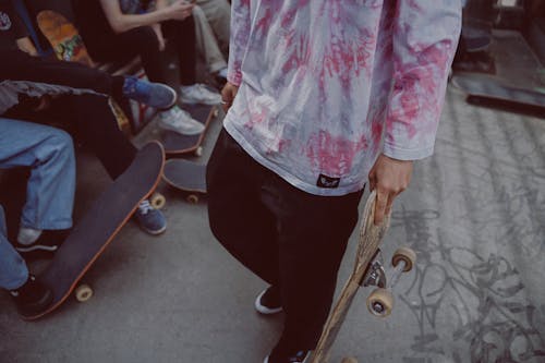 Free A group of skateboarders hanging out in the city, showcasing modern street style and skate culture. Stock Photo