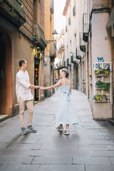 一对快乐的夫妇在迷人的鹅卵石街道上跳舞，庆祝爱情与浪漫