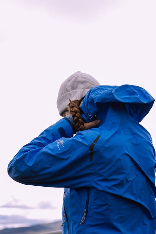 Fotos de stock gratuitas de boina de lana, chaqueta azul, encapuchado