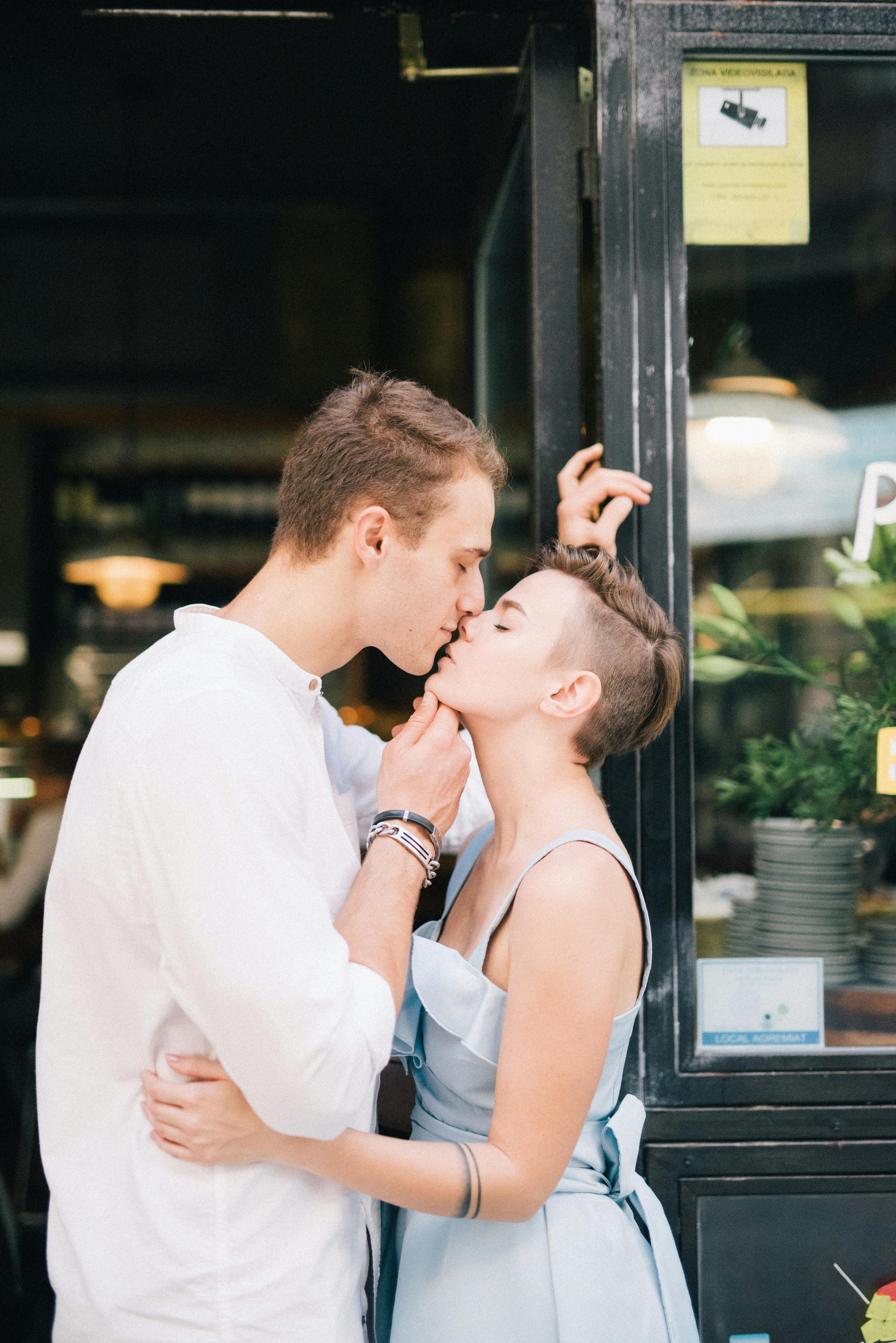 How long is a typical love bomb phase?