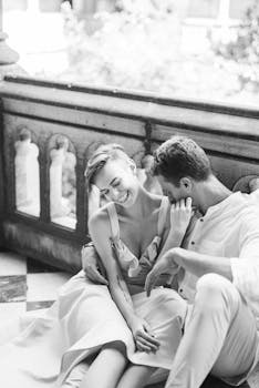 阳台上，一对快乐的夫妇亲切地坐在黑白照片里