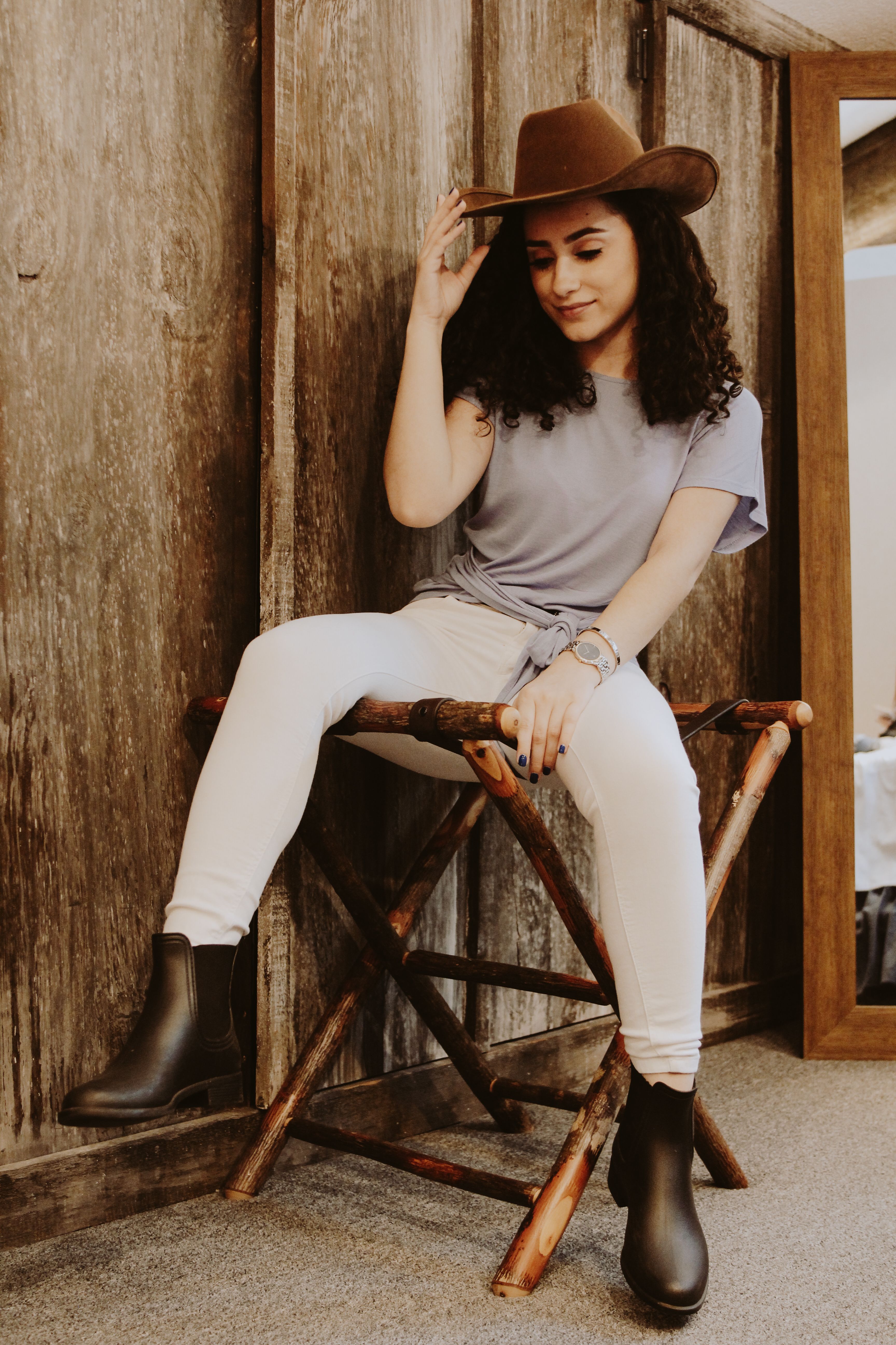 Diverse stylish people on steps · Free Stock Photo