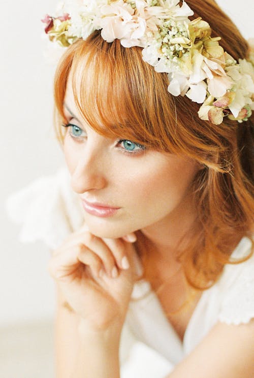 Mujer En Camisa Blanca Con Flor Blanca En La Oreja