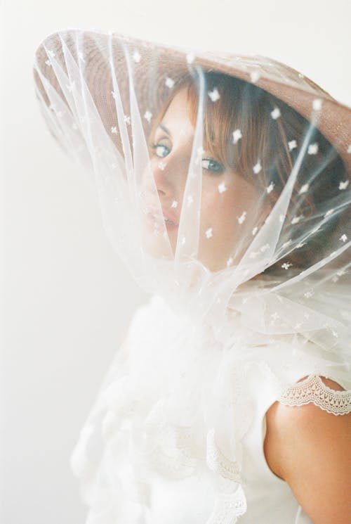 Mujer En Vestido De Novia Blanco