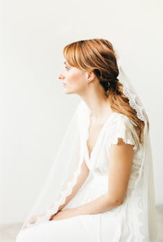 新娘身着蕾丝装饰的礼服和面纱，侧面肖像安详，散发着经典的优雅