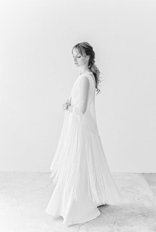 Gratis Foto Grayscale Wanita Mengenakan Gaun Panjang Foto Stok