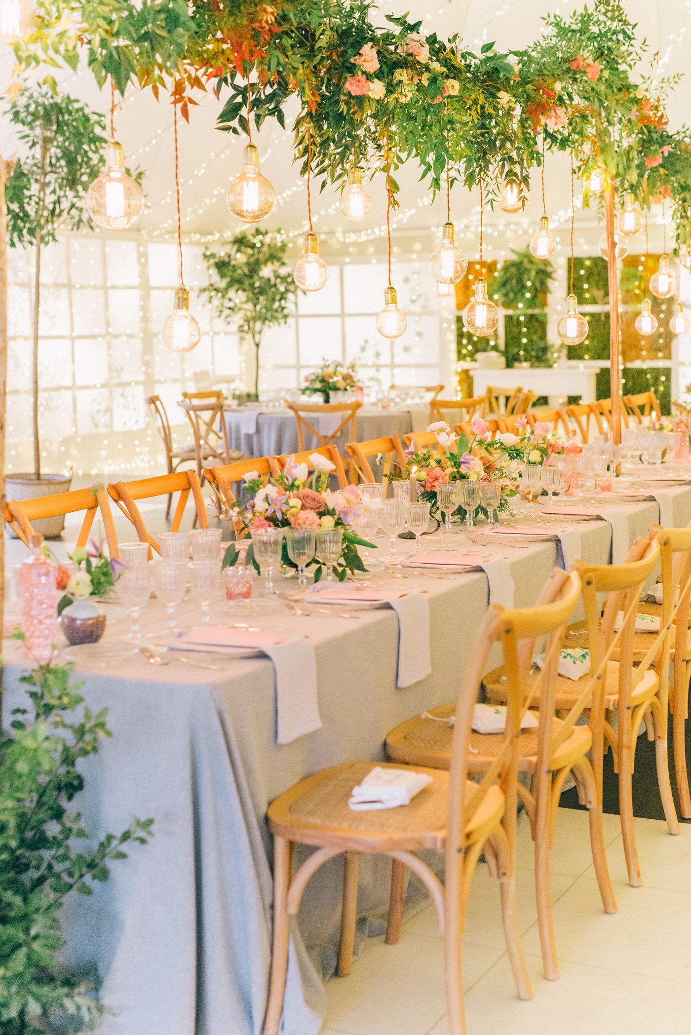 Mesa decorada para recepción con arreglos florales