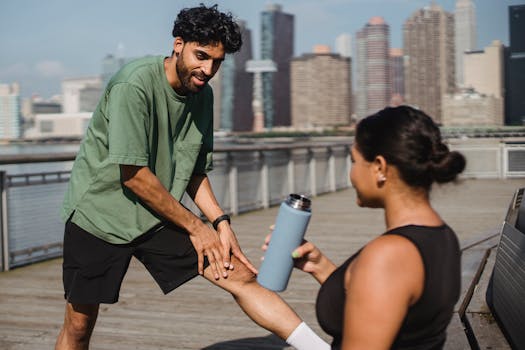 私人教练在城市码头协助客户，背景是城市天际线
