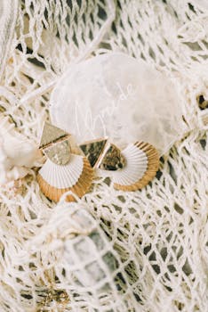 婚礼细节以海滩为主题，融入了优雅的贝壳和珠宝风格