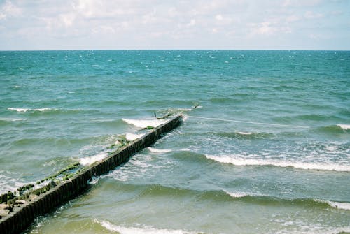 海上的棕色木碼頭