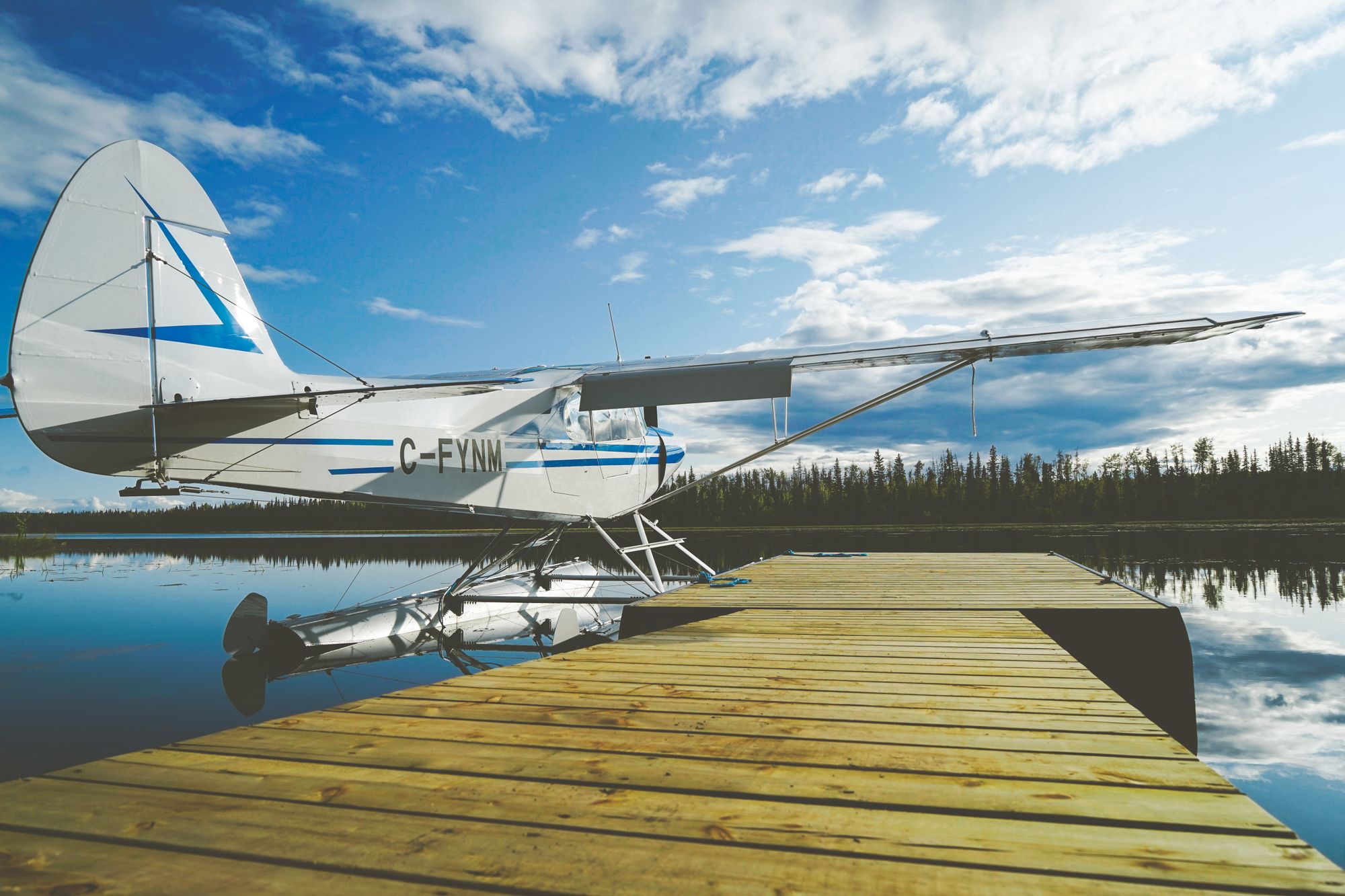 Hidroavión posado sobre un lago rodeado de bosque boreal en el norte de Canadá