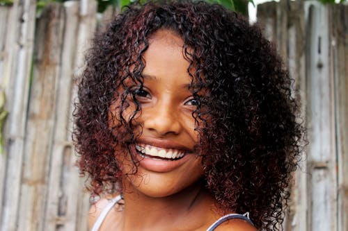 Foto profissional grátis de ao ar livre, cabelo afro, mulher