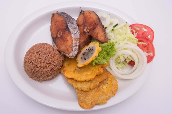 Poisson frit avec riz et plantains