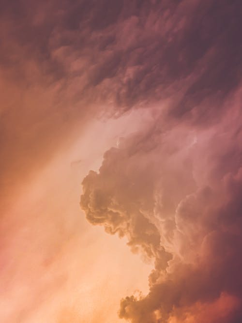 Ciel Coucher De Soleil à Couper Le Souffle Avec Des Nuages Duveteux