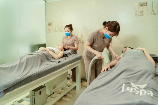 越南河内的女性通过水疗护理来促进健康、放松身心和保养身体