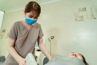 在宁静的水疗课程中，治疗师悉心照顾客户，带来健康与放松的体验