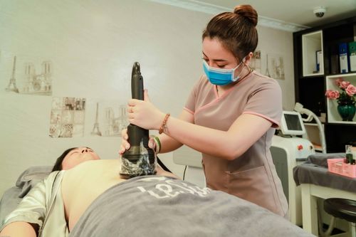 Free A spa therapist performs laser treatment at a salon, ensuring relaxation and rejuvenation. Stock Photo