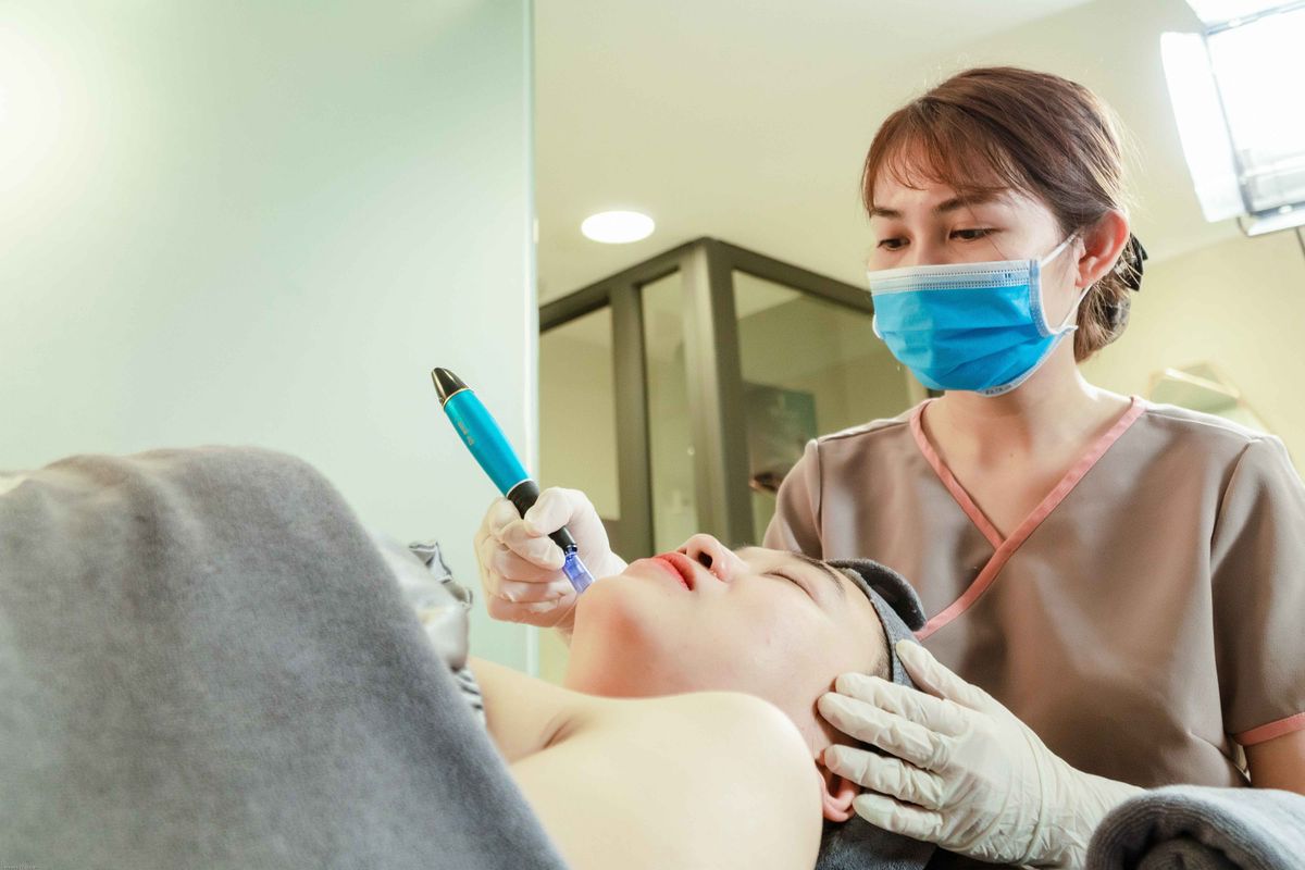 Khách hàng trải nghiệm dịch vụ làm đẹp