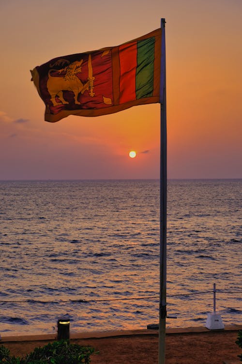 Photos gratuites de ciel orange, coucher de soleil, drapeau