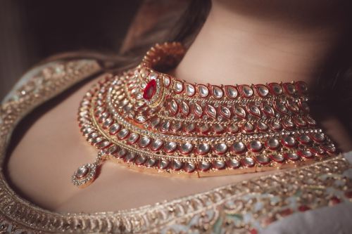 Free Close-up of intricate Indian bridal necklace showcasing gold and Kundan craftsmanship. Stock Photo
